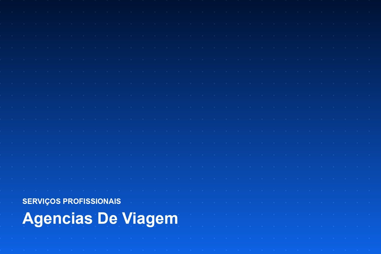 Agente de viagens atendendo um casal e mostrando opções de pacote na tela do computador