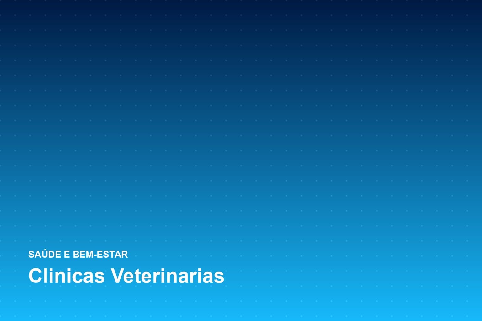 Veterinária examinando um cachorro sobre a mesa de atendimento de uma clínica