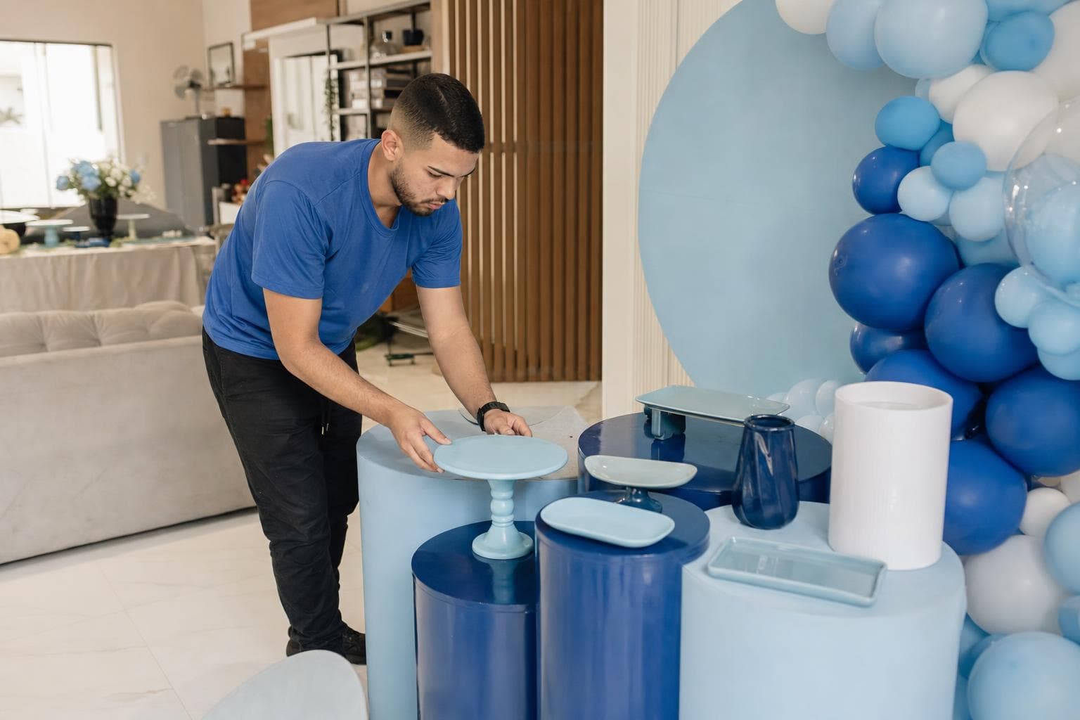 Decoradora montando uma mesa de festa infantil com peças de pegue e monte