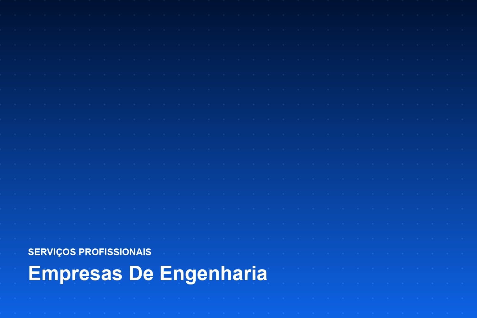 Engenheiro conferindo projeto impresso ao lado de estrutura em execução no canteiro de obras