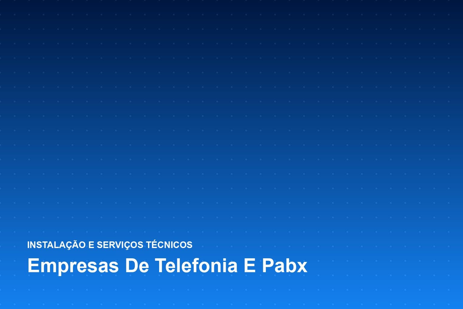 Técnico organizando cabos no patch panel de um rack de telefonia e rede em sala técnica de empresa