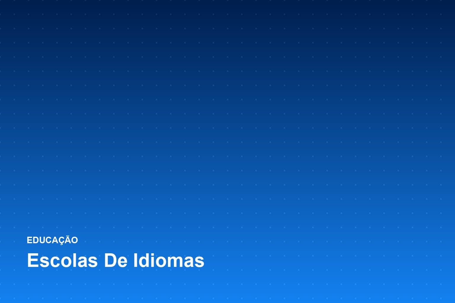Professora conduzindo aula para pequeno grupo de alunos adultos em sala de escola de idiomas