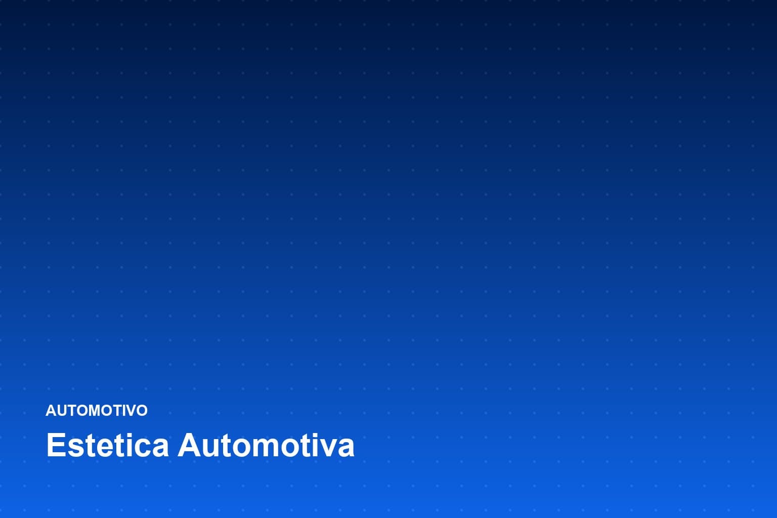 Profissional polindo a lateral de um carro escuro com politriz dentro de box iluminado de estética automotiva