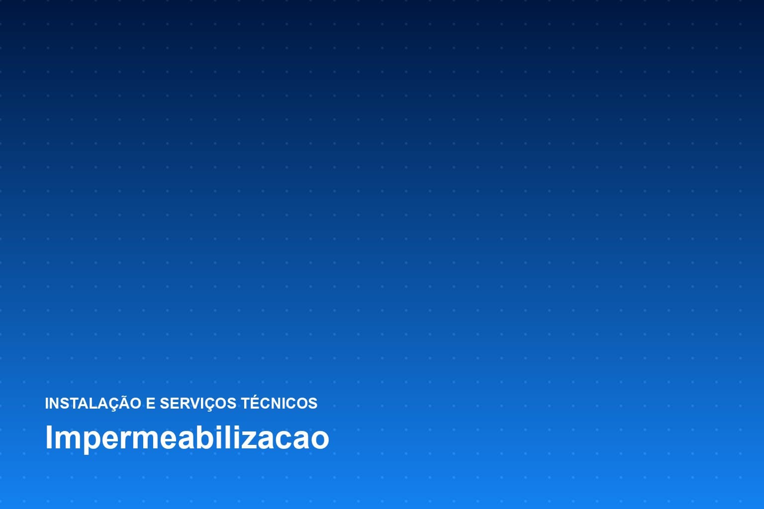 Aplicador maçaricando manta asfáltica sobre a laje regularizada de um edifício, com o arremate subindo pelo rodapé