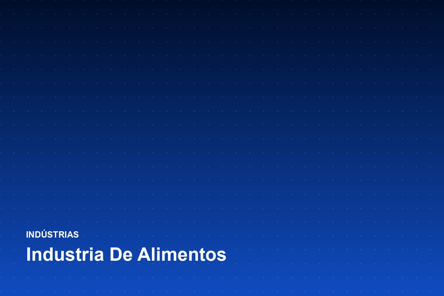 Operadora com touca e luvas conferindo embalagens em uma linha de produção de alimentos