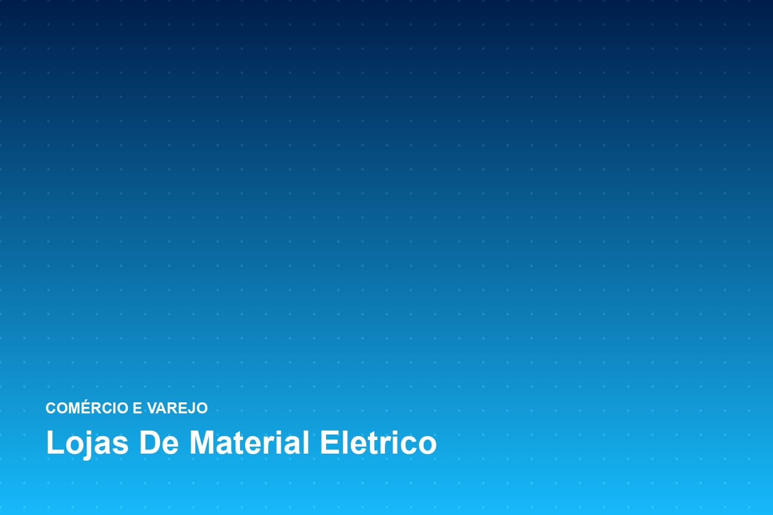 Balconista cortando cabo de um rolo atrás do balcão de uma loja de material elétrico