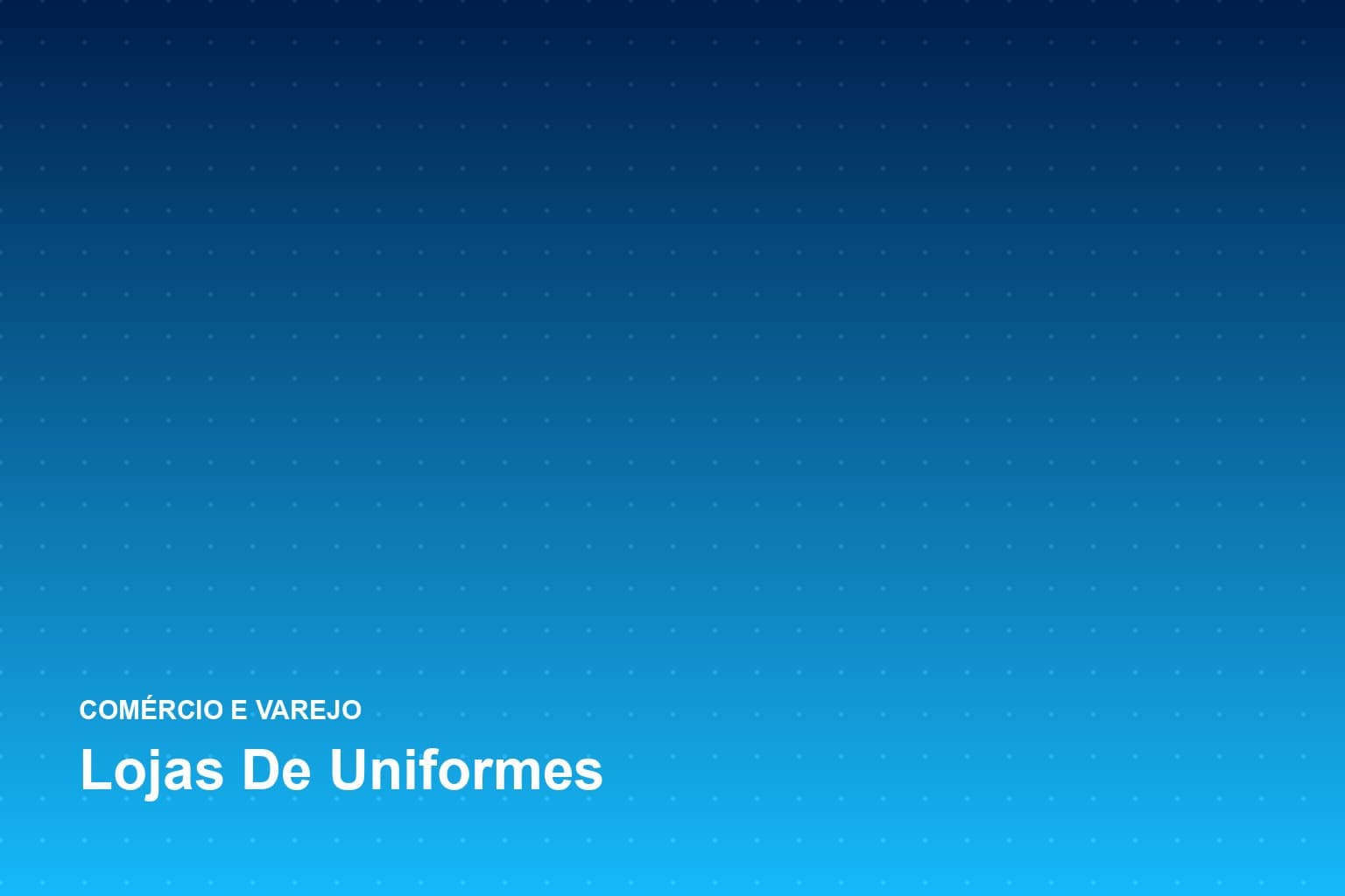 Operadora acompanhando o bordado do logotipo em uma camisa polo em uma loja de uniformes profissionais