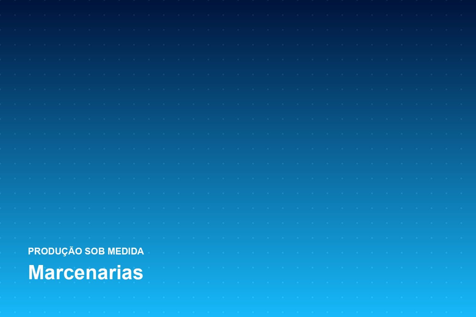 Marceneiro conferindo o plano de corte de uma chapa de MDF na seccionadora da marcenaria