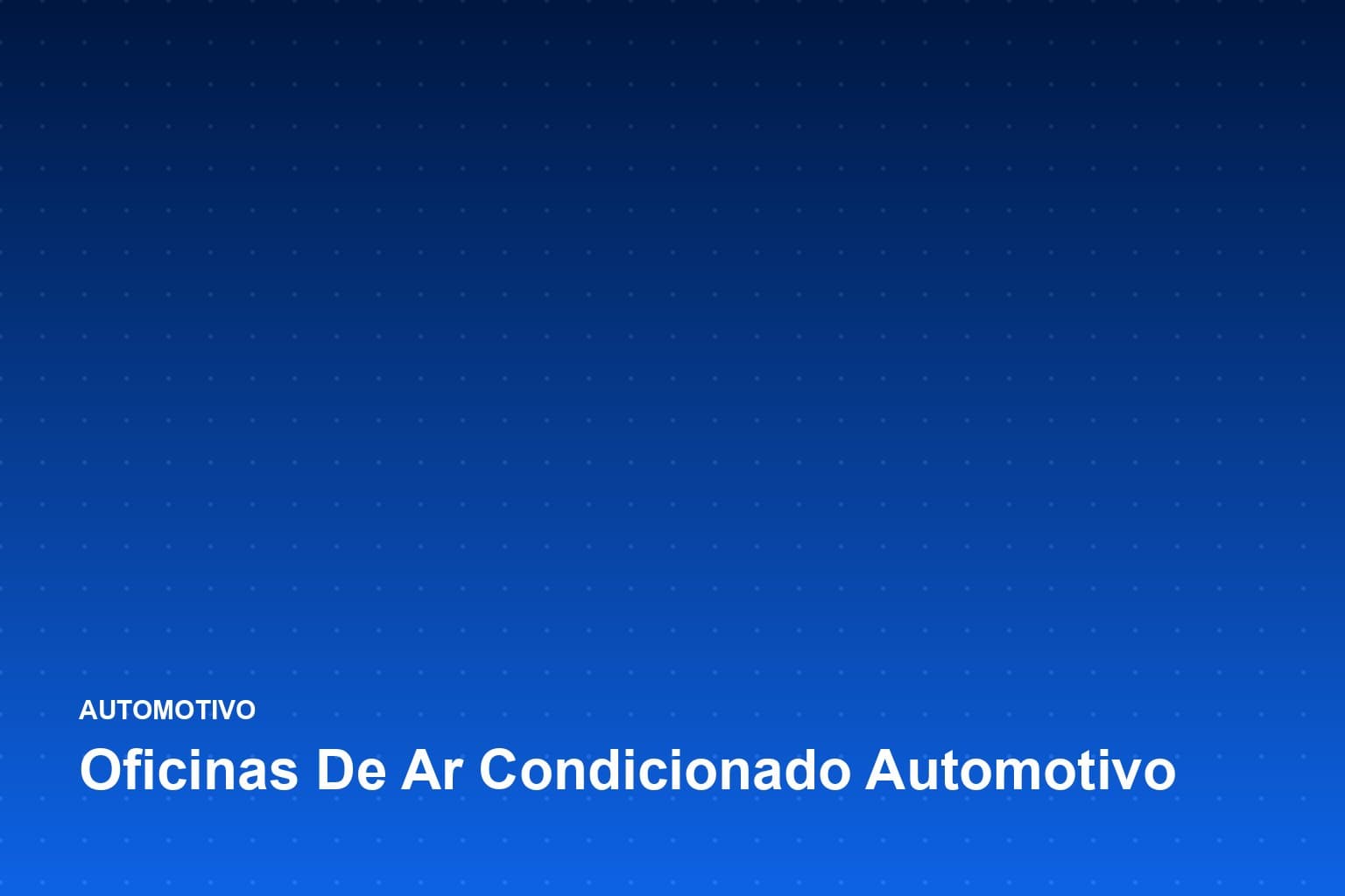 Técnico operando máquina recicladora de gás conectada ao ar-condicionado de um carro com o capô aberto