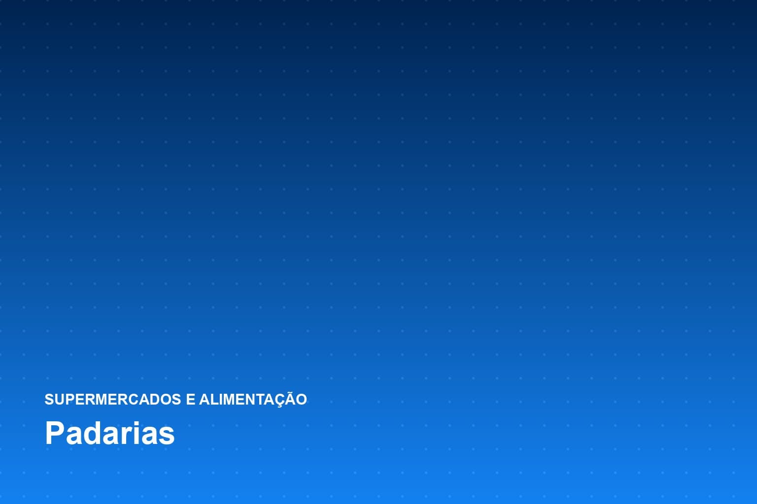 Padeiro retirando bandeja de pães quentes do forno em uma padaria