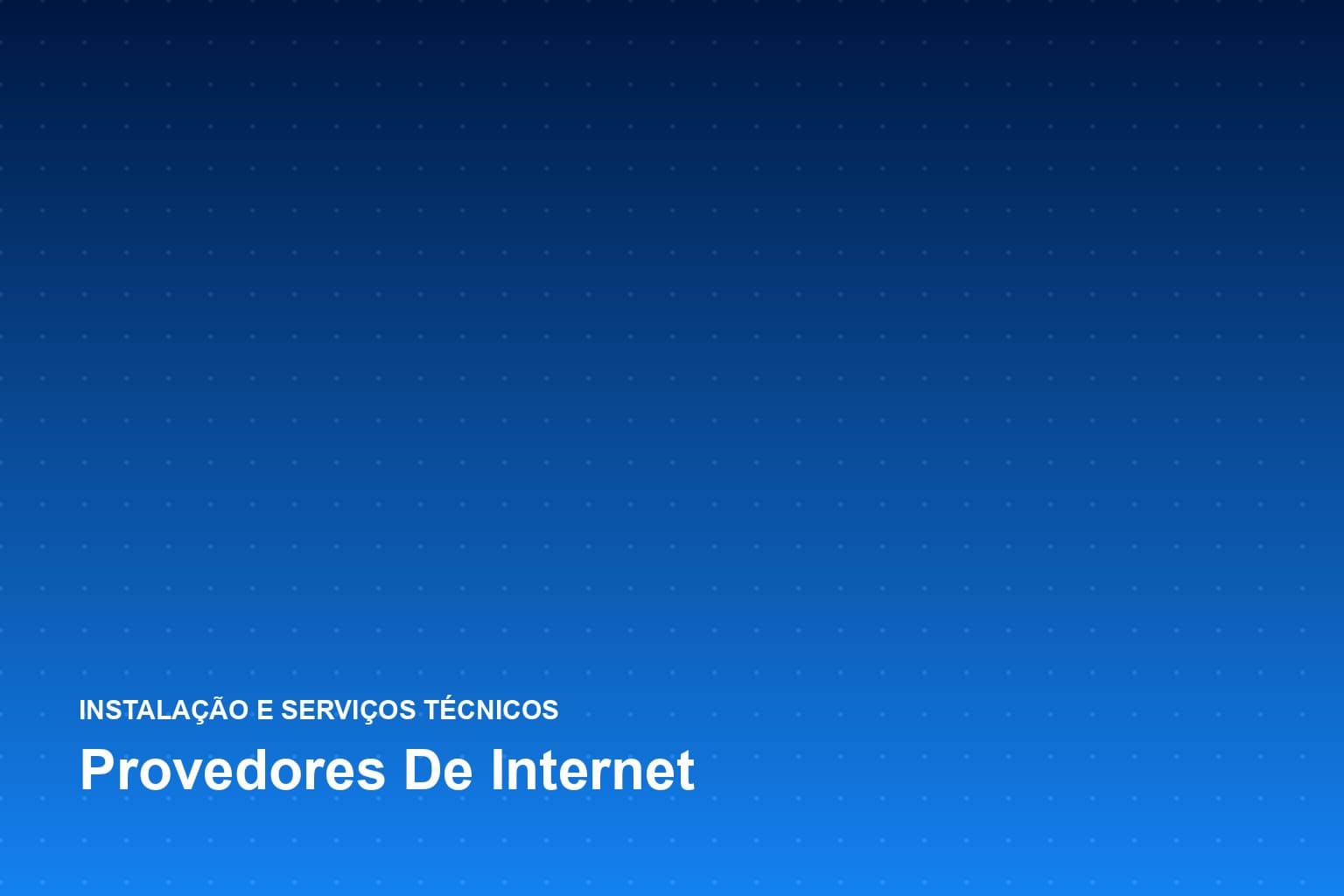 Técnico de provedor fundindo fibra óptica em caixa de atendimento na calçada de um bairro residencial