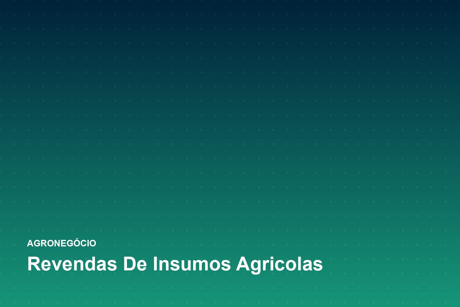 Funcionário movimentando sacas de fertilizante com empilhadeira no galpão de uma revenda agrícola