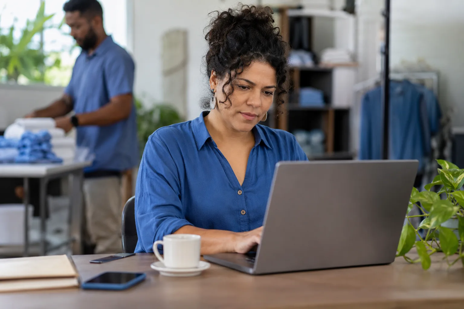 Dono de pequena empresa de serviços escreve um aviso no notebook