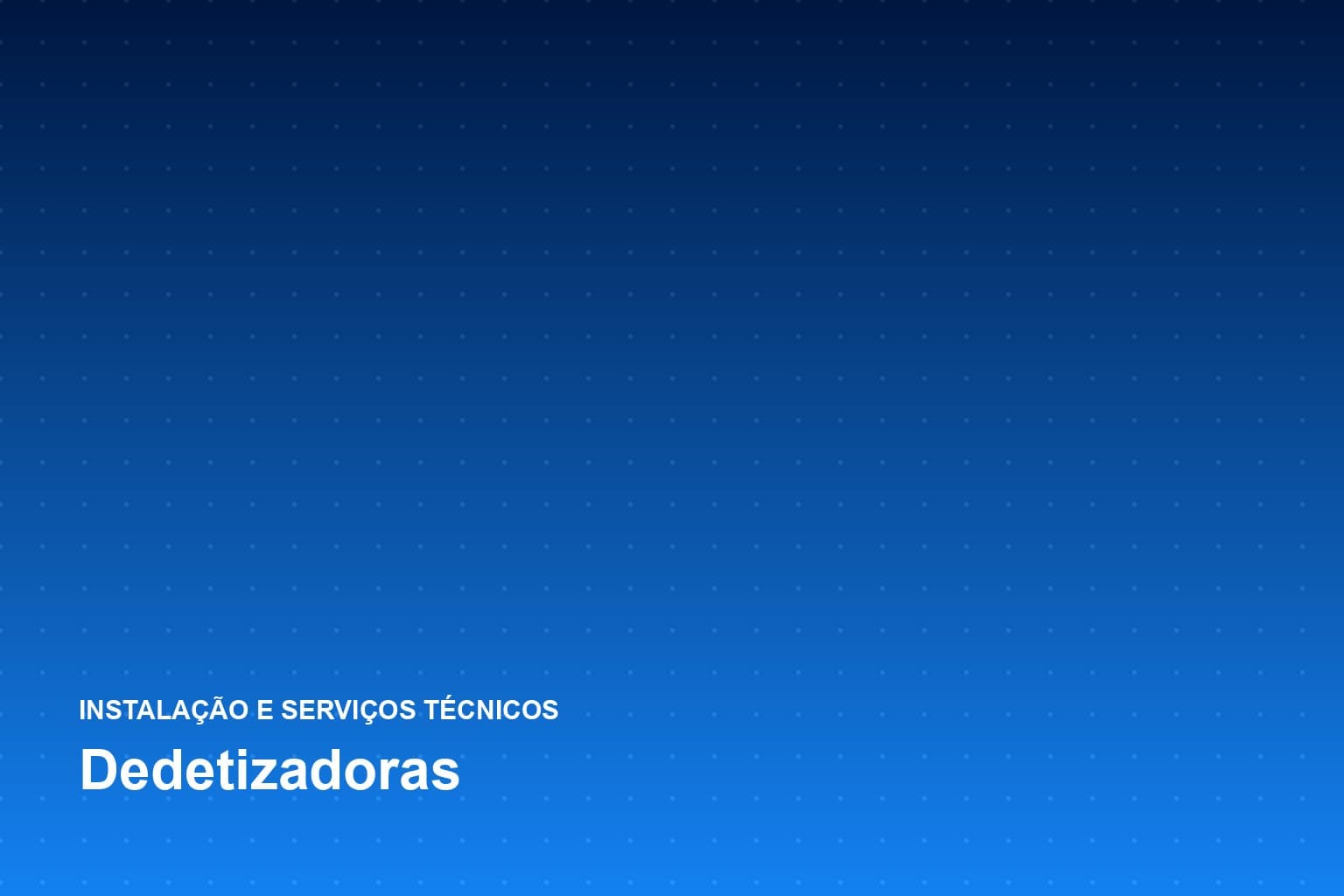Técnico uniformizado com pulverizador costal aplicando produto no rodapé de uma cozinha industrial