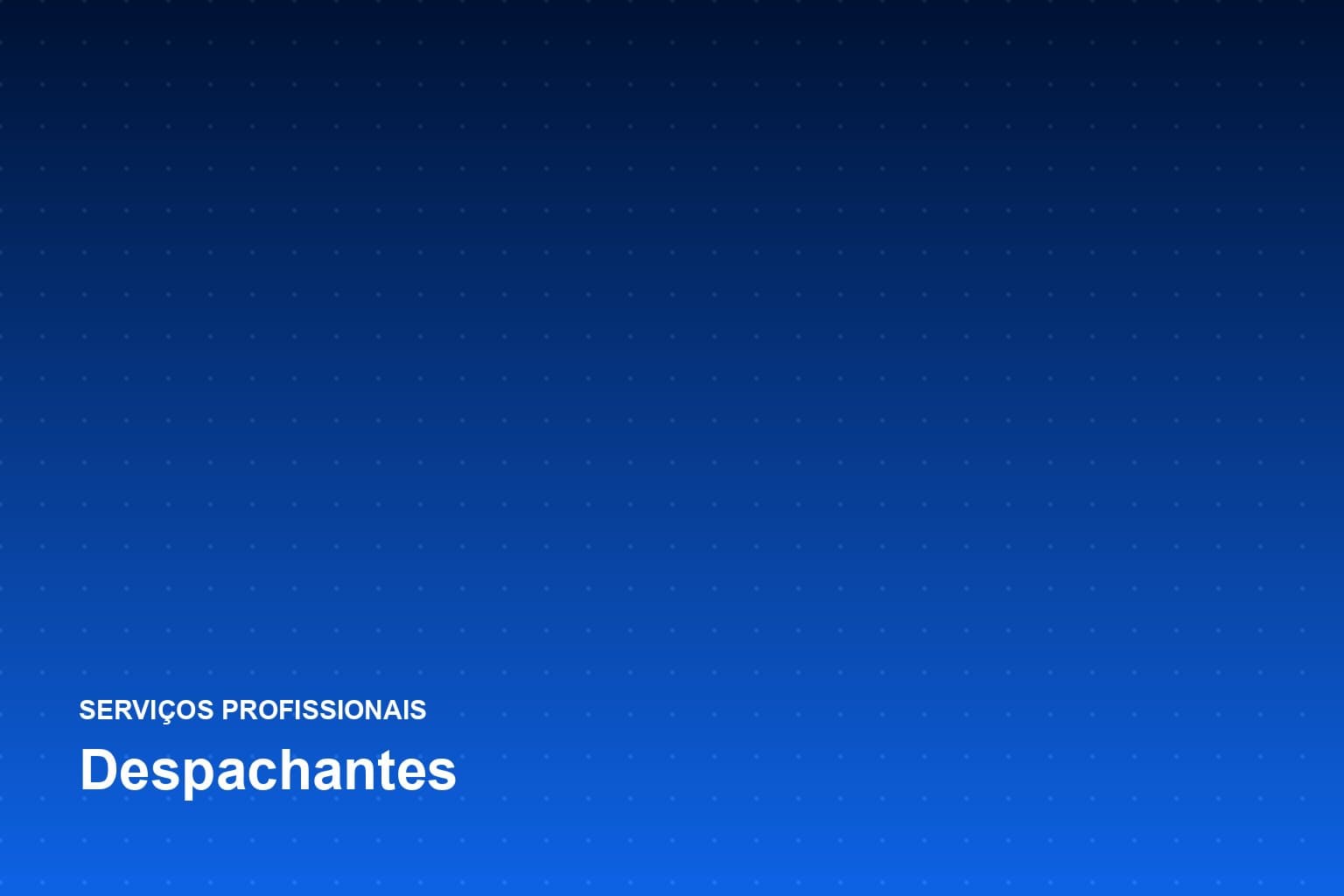 Despachante organizando documentos de veículo e protocolos no balcão do escritório