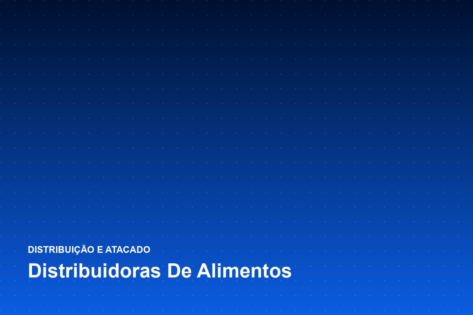 Operador conferindo caixas de alimentos em prateleiras de uma câmara fria de distribuidora