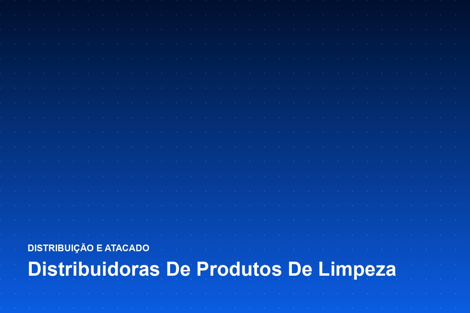 Galões e fardos de produtos de limpeza empilhados em prateleiras de um depósito