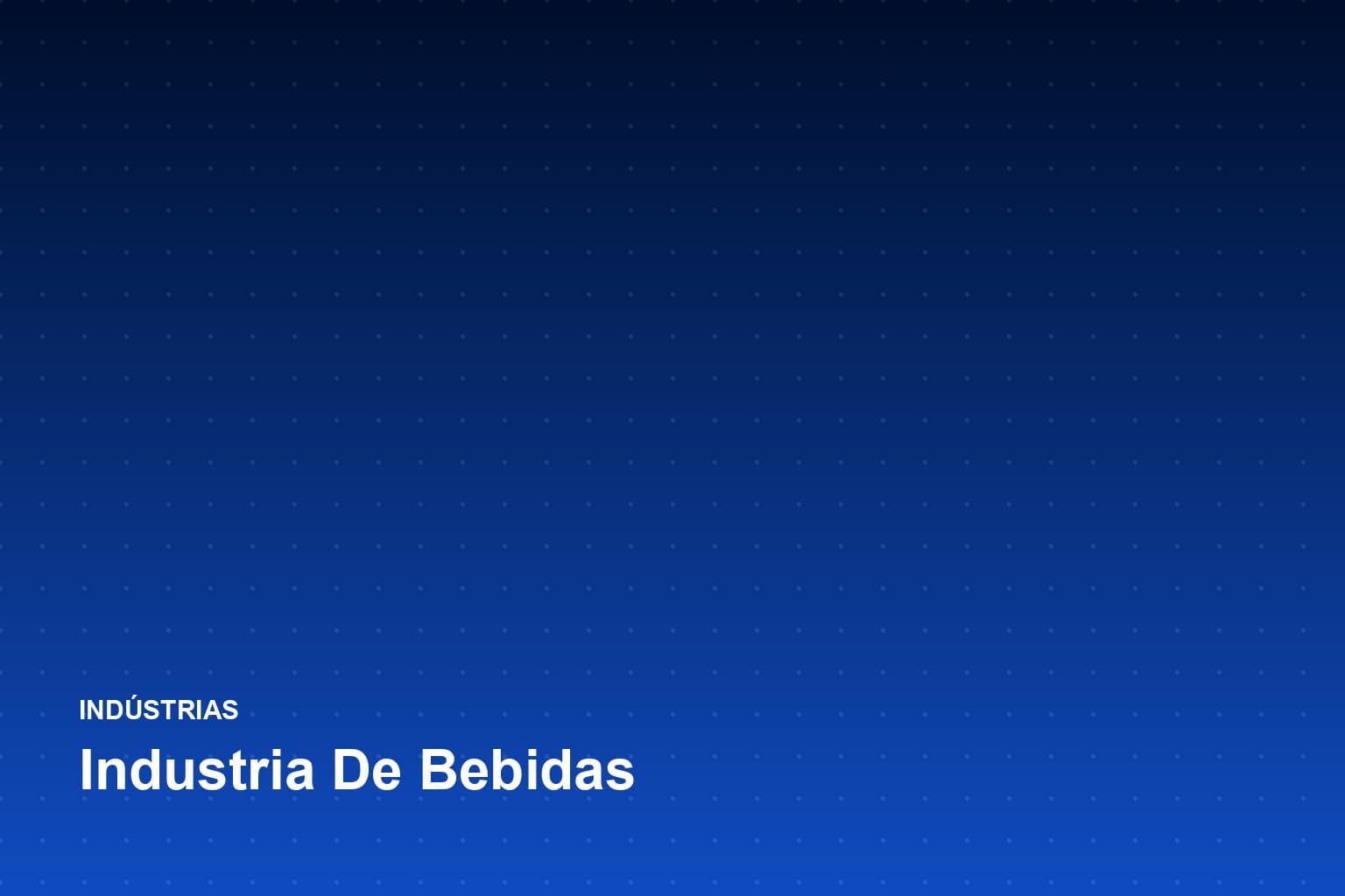 Garrafas passando pela linha de envase de uma fábrica de bebidas