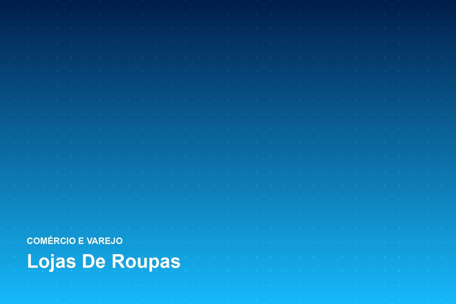 Vendedora organizando peças em araras em uma loja de roupas