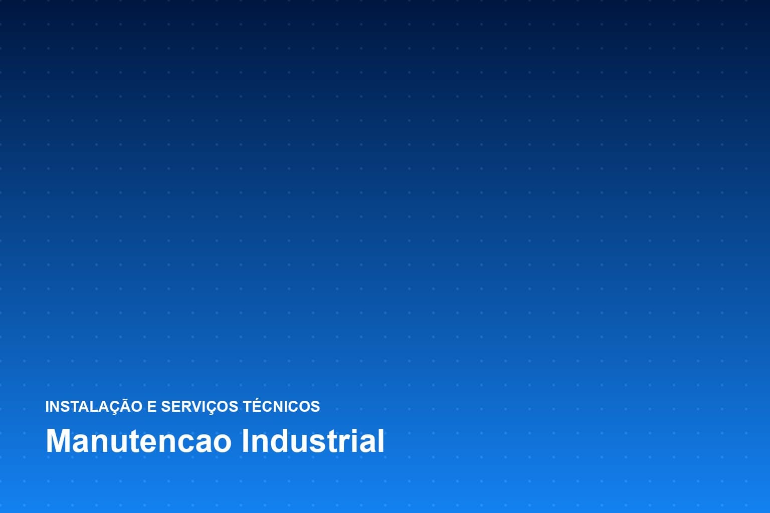 Mecânico industrial alinhando o acoplamento de um redutor ao lado de uma linha de produção parada