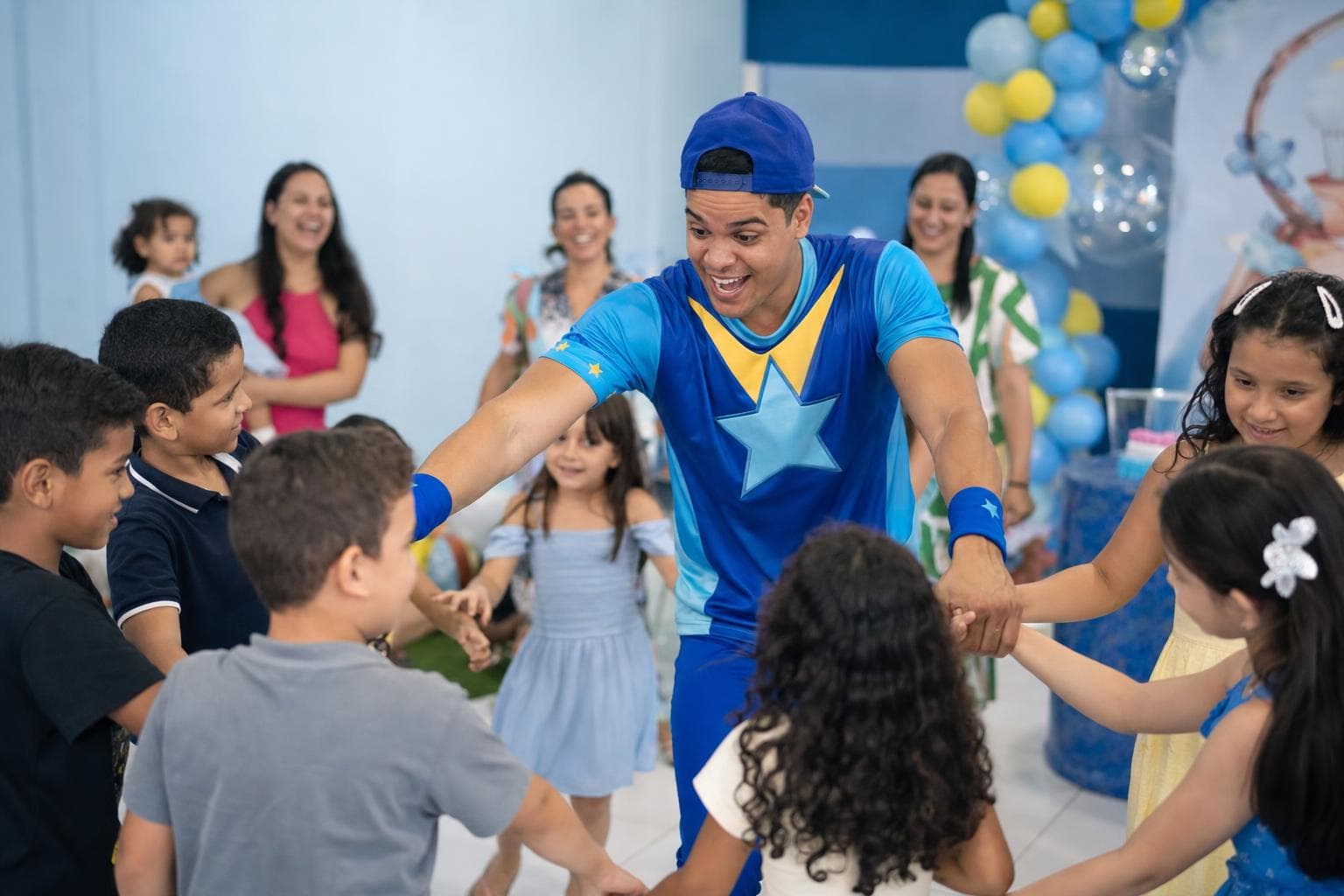 Recreadora conduzindo brincadeira de roda com crianças em uma festa de aniversário